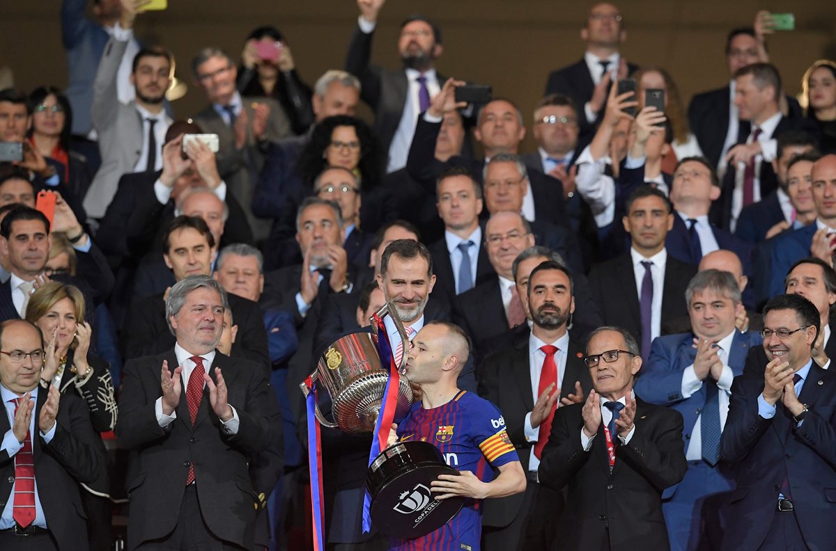 Andrés Iniesta besa la Copa del Rey ante la mirada del Rey Felipe. (Foto Prensa Libre: AFP)