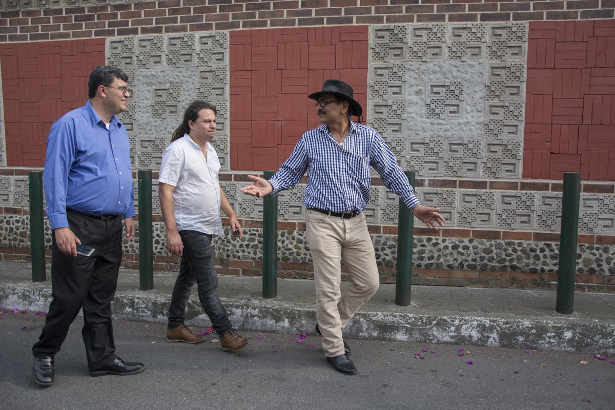 En su visita al país, el productor Jorge Muralles, el director Eduardo Juárez y el escritor René Corado recorrieron las calles que aparecerán en la película guatemalteca El lustrador. (Foto Prensa Libre: Cortesía Jonathan Aguilar)