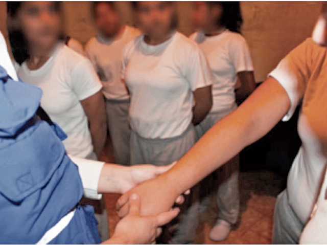 En las visitas efectuadas en julio del 2016, las jóvenes se quejaron con la PDH de que padecen alergias. (Foto Prensa Libre)