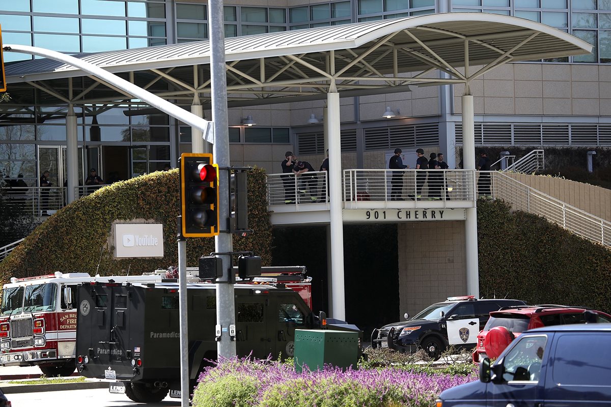 Policía resguarda la sede de YouTube en California. (Foto Prensa Libre: AFP)