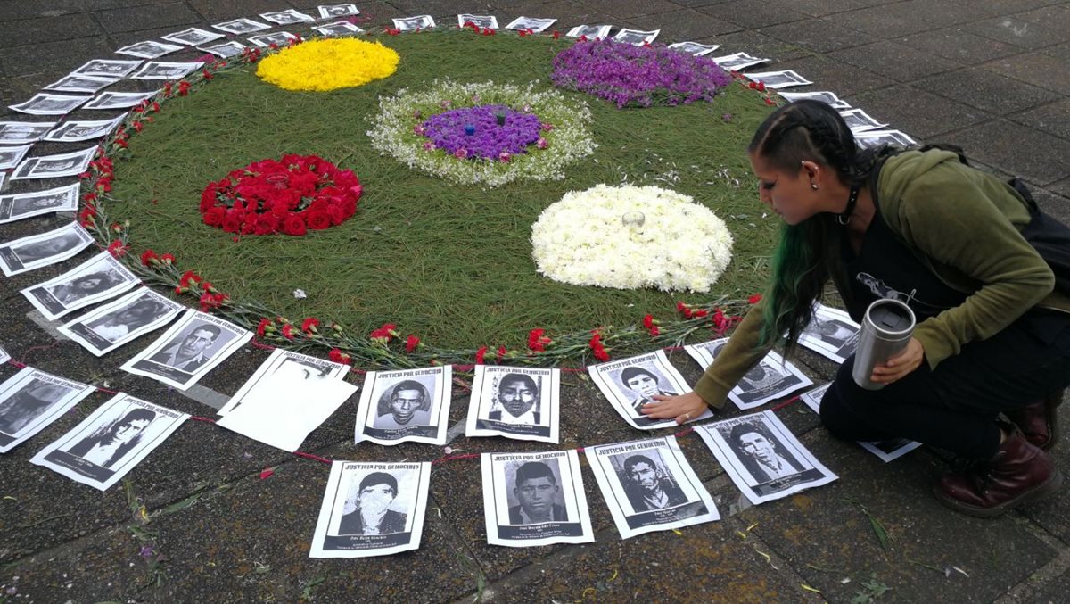 Un altar de ceremonias mayas fue colocado afuera de la Torre de Tribunales por el desarrollo de la audiencia de repetición de juicio contra Ríos Montt. (Foto Prensa Libre: Érick Ávila)