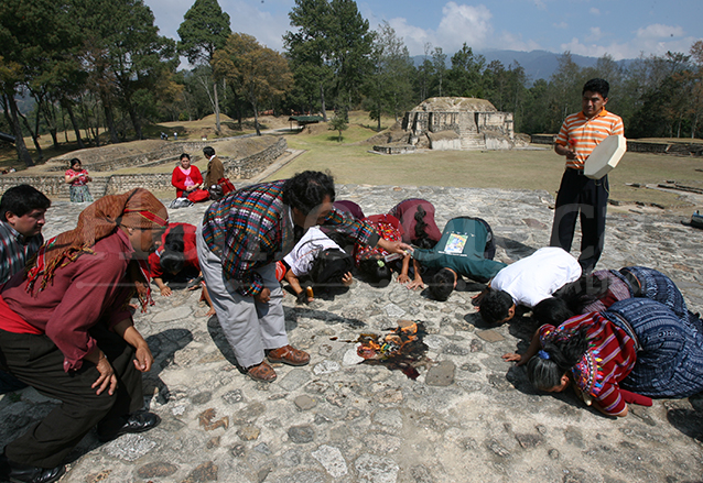 Sacerdotes mayas piden a sus antepasados que limpien la “energi?a negativa” que dejo? el presidente de EEUU en Iximche?. (Foto: Hemeroteca PL)