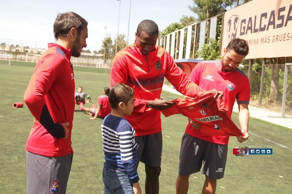 El pequeño Andy, de 8 años, tuvo un momento de ensueño con el campeón Municipal. (Foto Prensa Libre: cortesía Municipal)