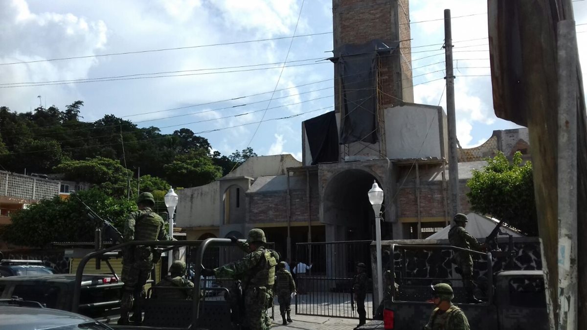 Soldados vigialan el templo Nuestra Señora de Fatima, en Veracruz, de donde fueron sacados los sacerdotes. (Foto Prensa Libre: AFP)