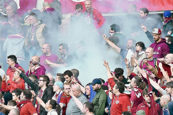 Aficionados de Torino se violentaron contra el autobús que transportaba a los jugadores de la Juve. (Foto Prensa Libre: EFE )