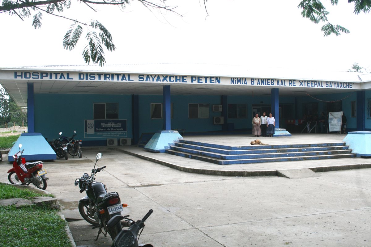 Cuatro de los 90 estudiantes intoxicados en la Escuela Oficial Rural Mixta de Guatelinda, San Diego, La Libertad, Petén, permanecen en el Hospital Distrital de Sayaxché. (Foto Hemeroteca PL)