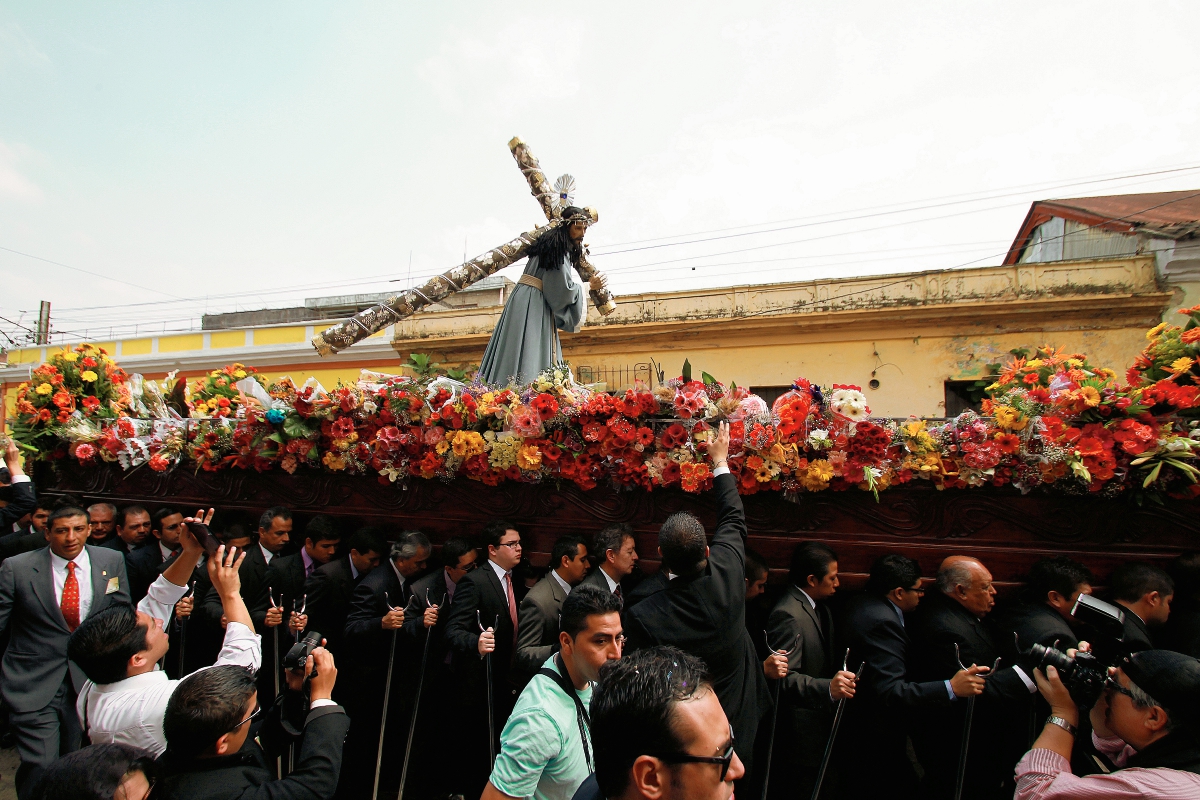 La imagen de Jesús Nazareno de la Reseña, del Templo de La Merced, recorre la zona 1 . (Foto Prensa Libre: Oscar Rivas)