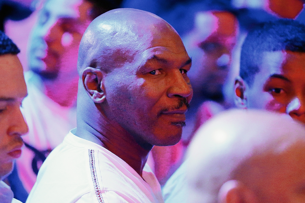 Mike Tyson también estuvo presente al momento del pesaje a Floyd Mayweather Jr. y Manny Pacquiao. (Foto Prensa Libre: AP)