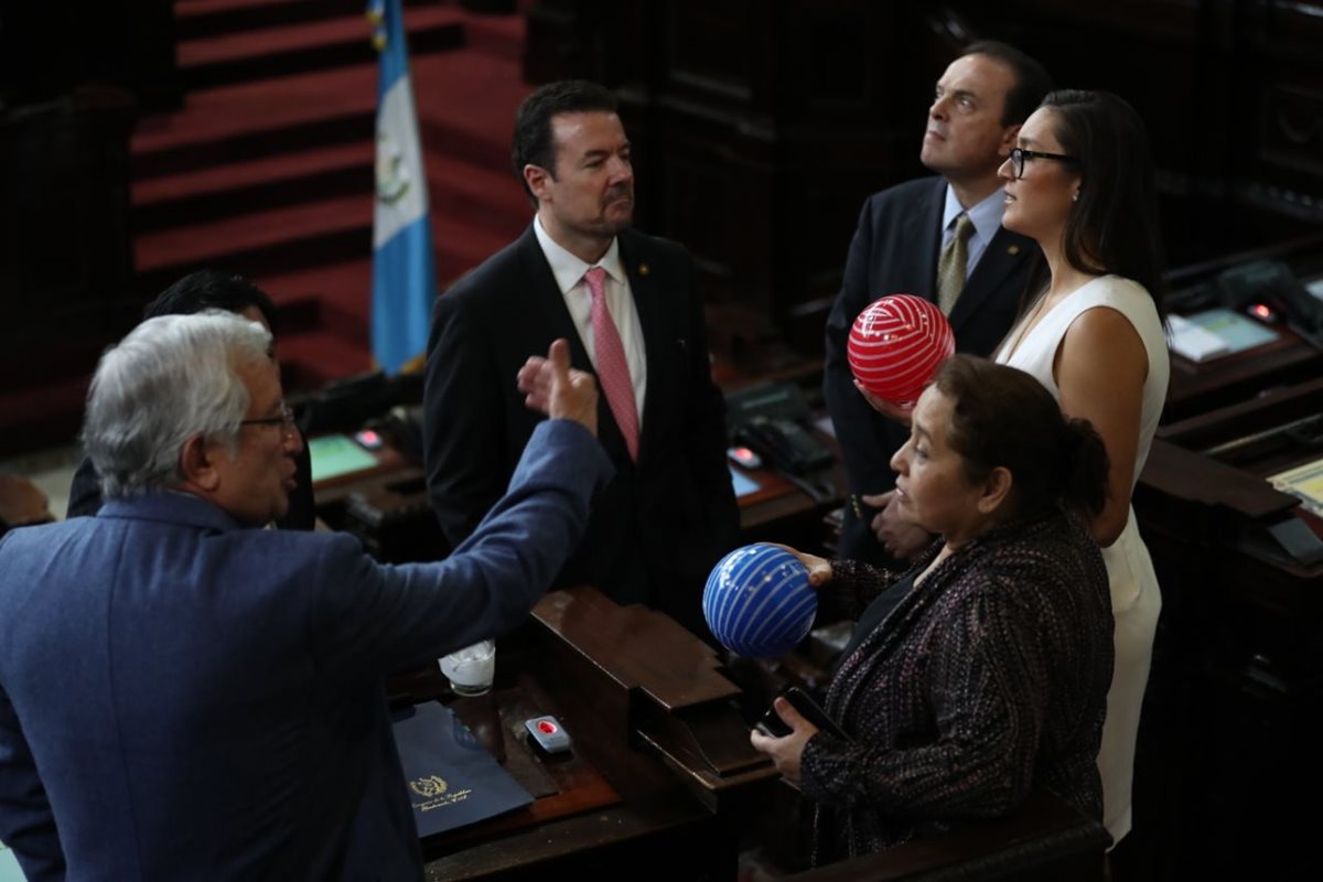 Los diputados recibieron como regalo pelotas de plástico, de parte de los seleccionados nacionales. (Foto Prensa Libre: Esbin García)