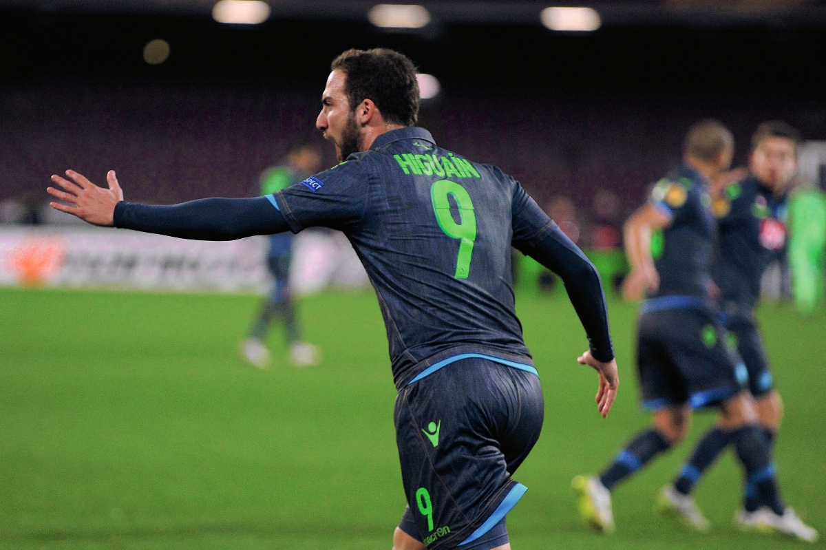 El delantero argentino Gonzalo Higuaín festeja una de sus tres anotaciones en la Europa League. (Foto Prensa Libre: AP).