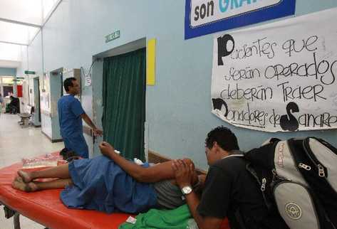 Los pacientes que llegan a la sala de urgencias del Hospital Roosevelt  deben adquirir los medicamentos que les recetan los médicos, ya que el nosocomio no cuenta con estos.