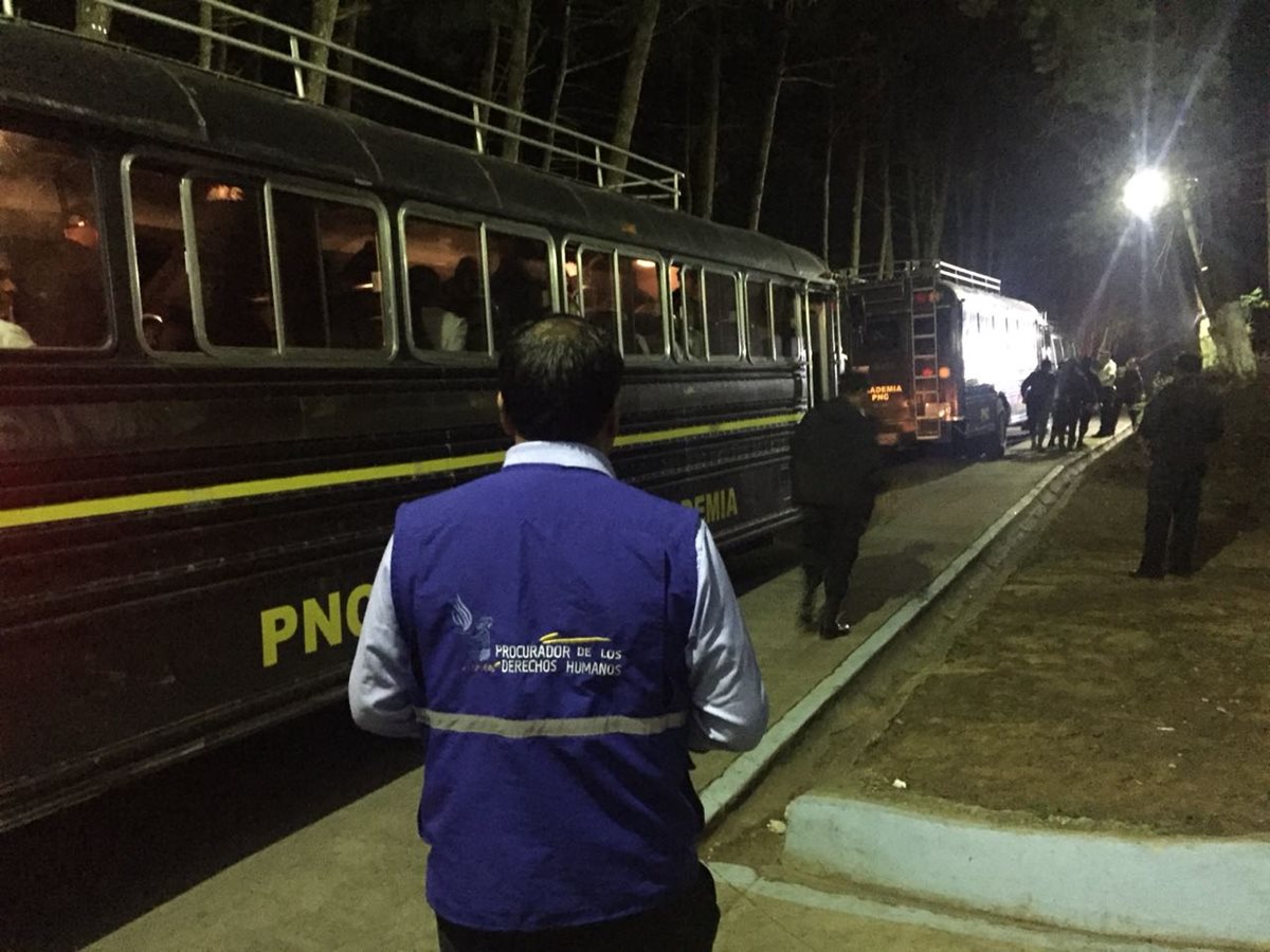 Delegados de la Procuraduría de los Derechos Humanos acudieron al centro correccional de menores Etapa 2 para verificar las acciones de la PNC y de la Secretaría de Bienestar Social. (Foto Prensa Libre: PDH)