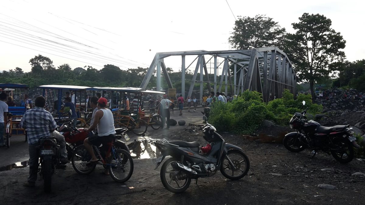 Manifestantes impiden el paso de vehículos en el puente Castillo Armas, Santa Cruz Muluá, Retalhuleu. (Foto Prensa Libre: Rolando Miranda)