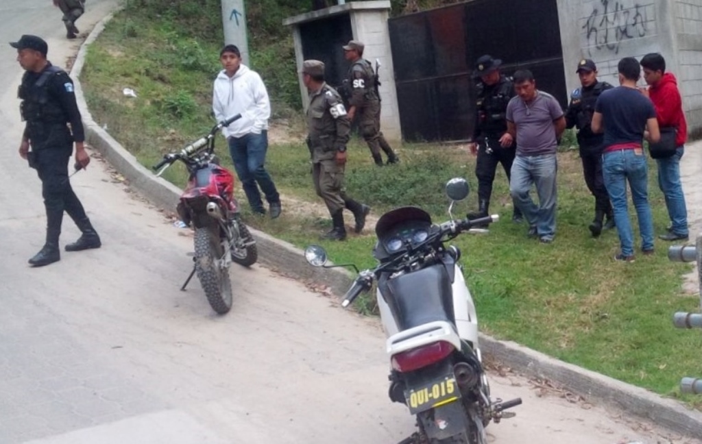 Momento de la captura de Mazariegos Gómez, en un sector de la zona 6 de Santa Cruz del Quiché. (Foto Prensa Libre: Óscar Figueroa).