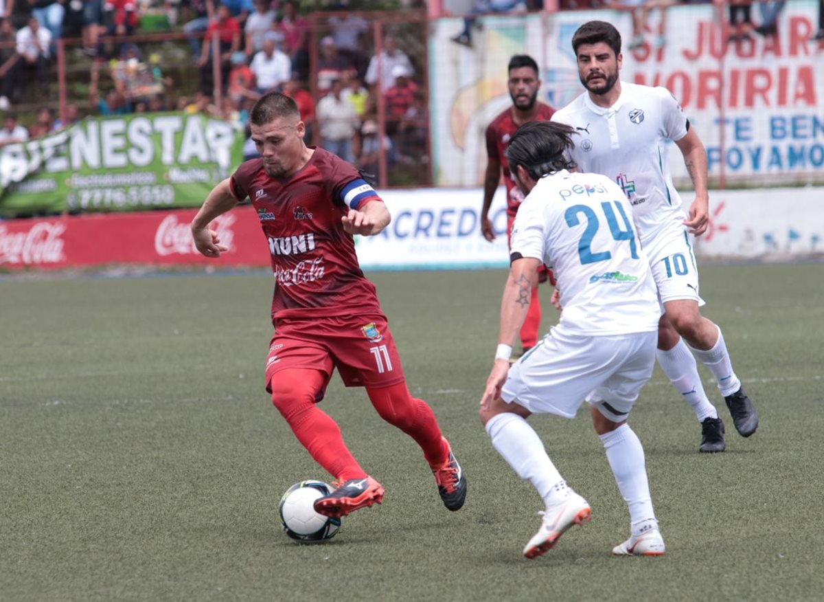 Acción durante el partido entre Malacateco y Comunicaciones. (Foto Prensa Libre: Raúl Juárez)