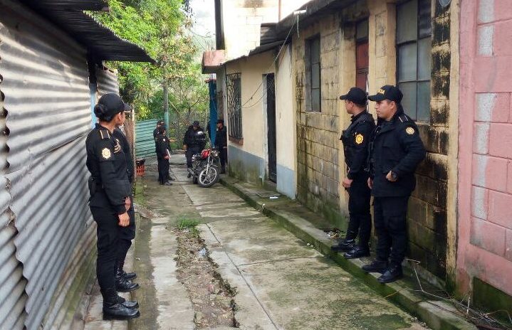 Agentes policiales durante un operativo la mañana de este lunes. (Foto Prensa Libre: PNC)