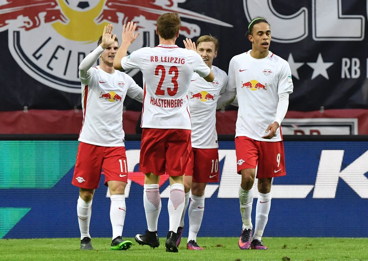 Timo Werner celebra con Marcel Halstenberg y Emil Forsberg Yussuf Poulsen su anotación. (Foto Prensa Libre: AFP)