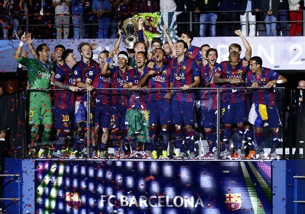 Los jugadores del Barcelona festejan su quinta Copa de Europa. (Foto Prensa Libre: AP)