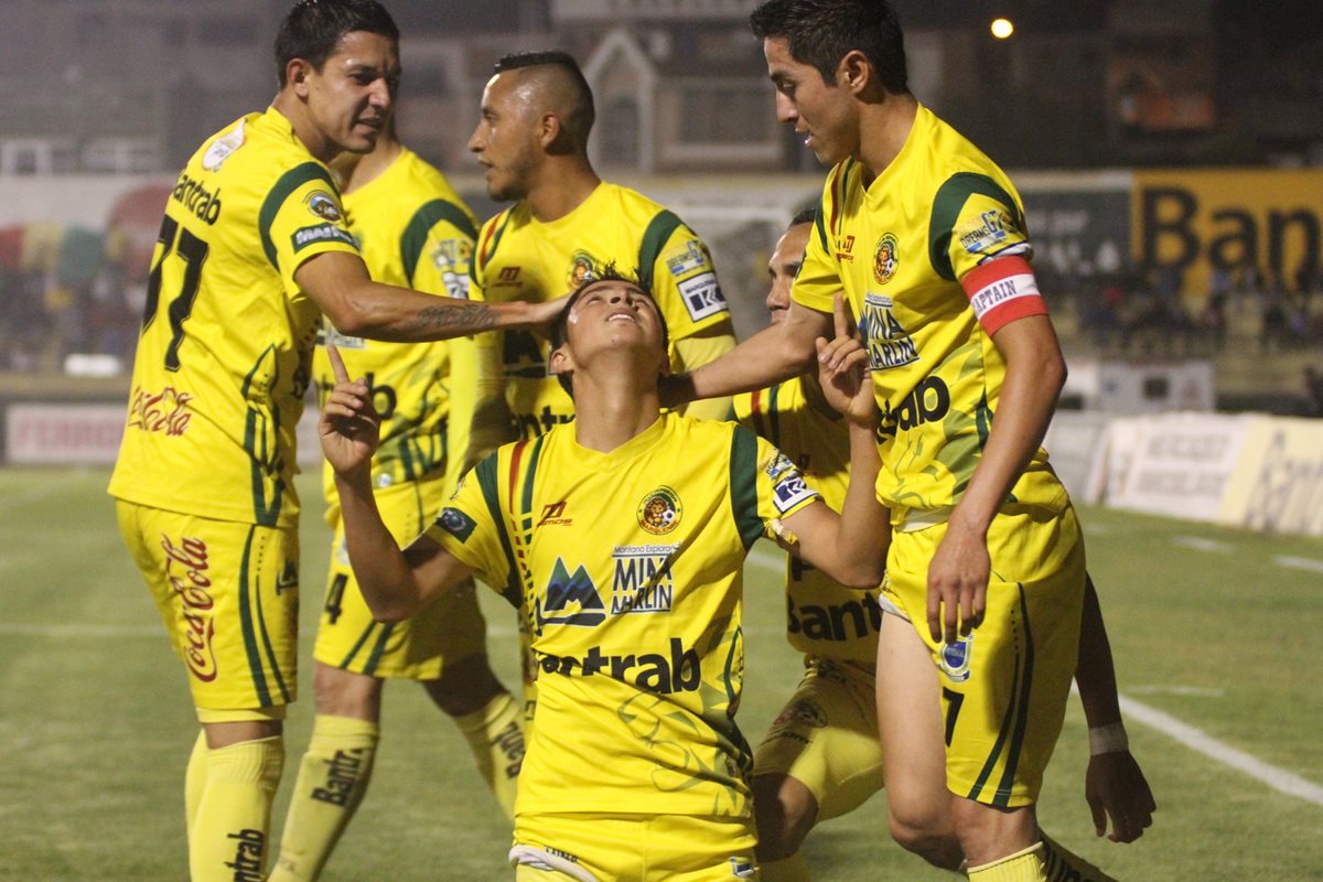 Los futbolistas de Marquense festejan después del gol de Frank de León. (Foto Prensa Libre: Aroldo Marroquín)