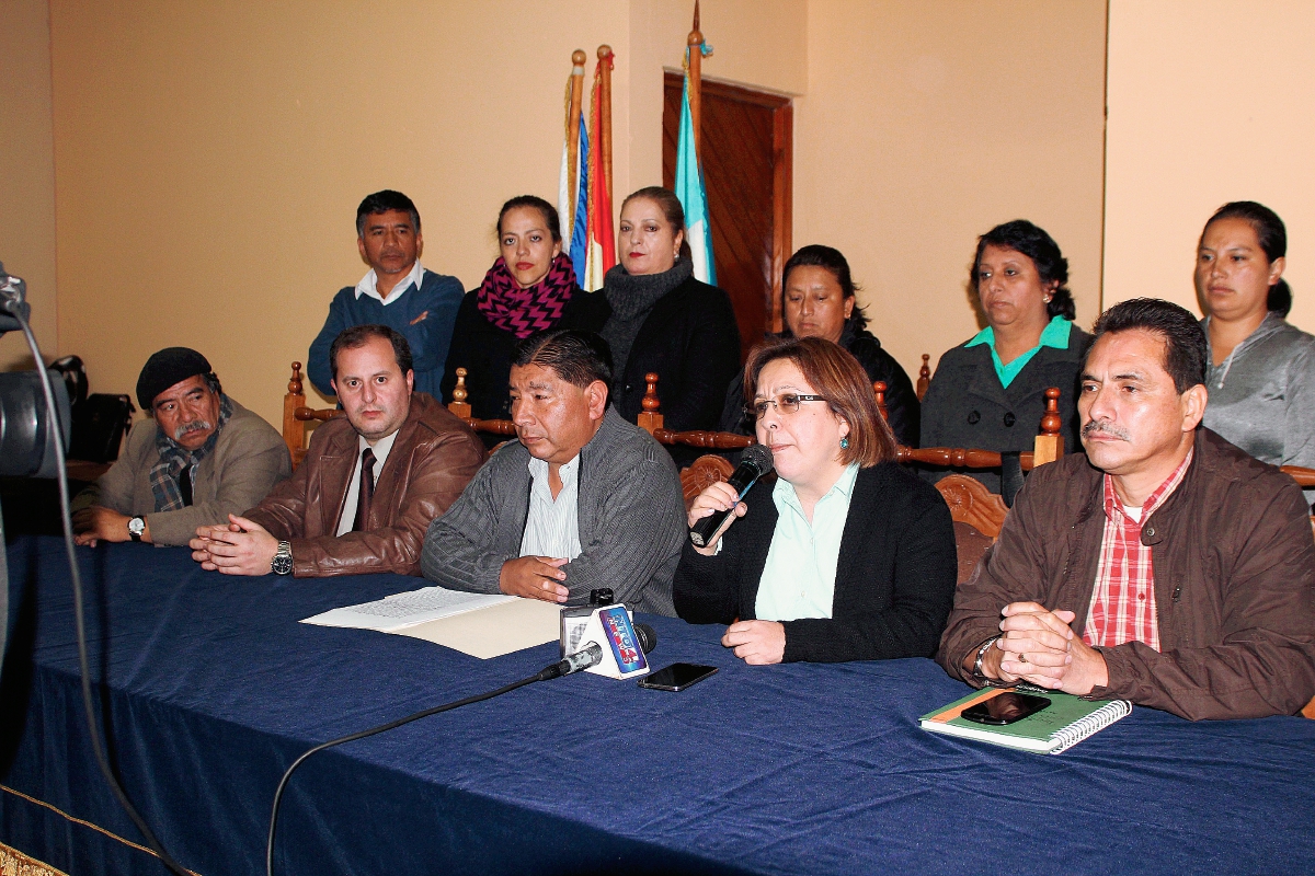 Autoridades y estudiantes del Cusam dieron a conocer que no autorizaron la utilización de las instalaciones para el spot de Manuel Baldizón. (Foto Prensa Libre: Aroldo MArroquín)