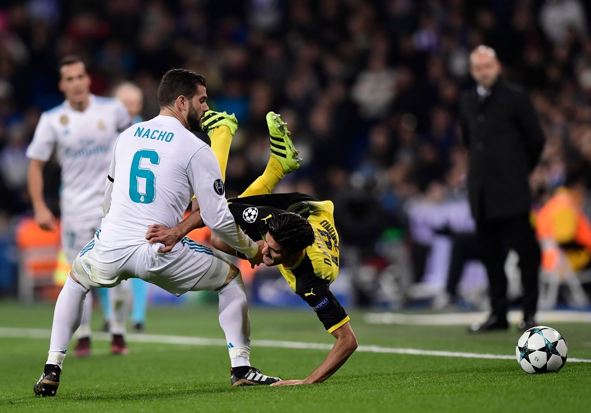 Raphael Guerreiro, del Borussia, recibe falta de Nacho Fernandez, del Madrid. (Foto Prensa Libre: AFP).