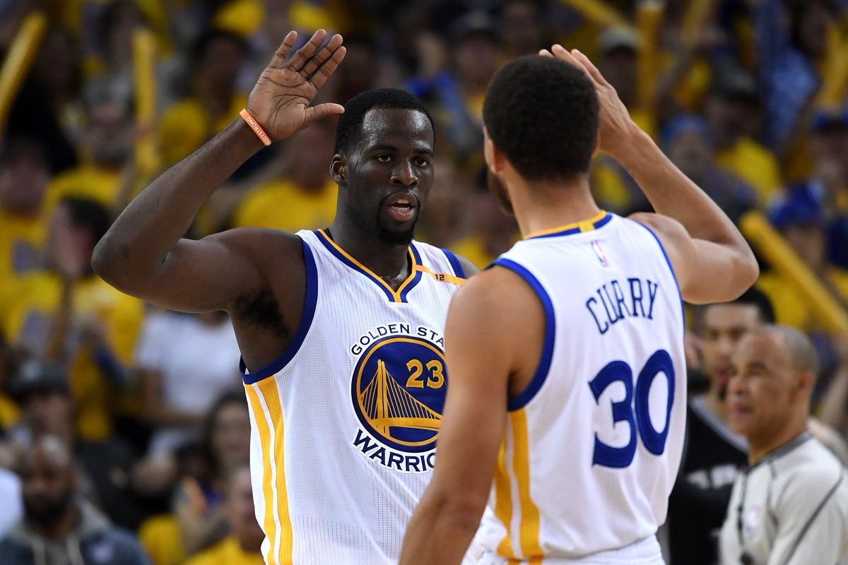 Draymond Green felicita a Stephen Curry (40 puntos) que fue el máximo anotador del primer partido de la final de la Conferencia oeste de la NBA entre los Spurs y los Warriors. (Foto Prensa Libre: AFP).