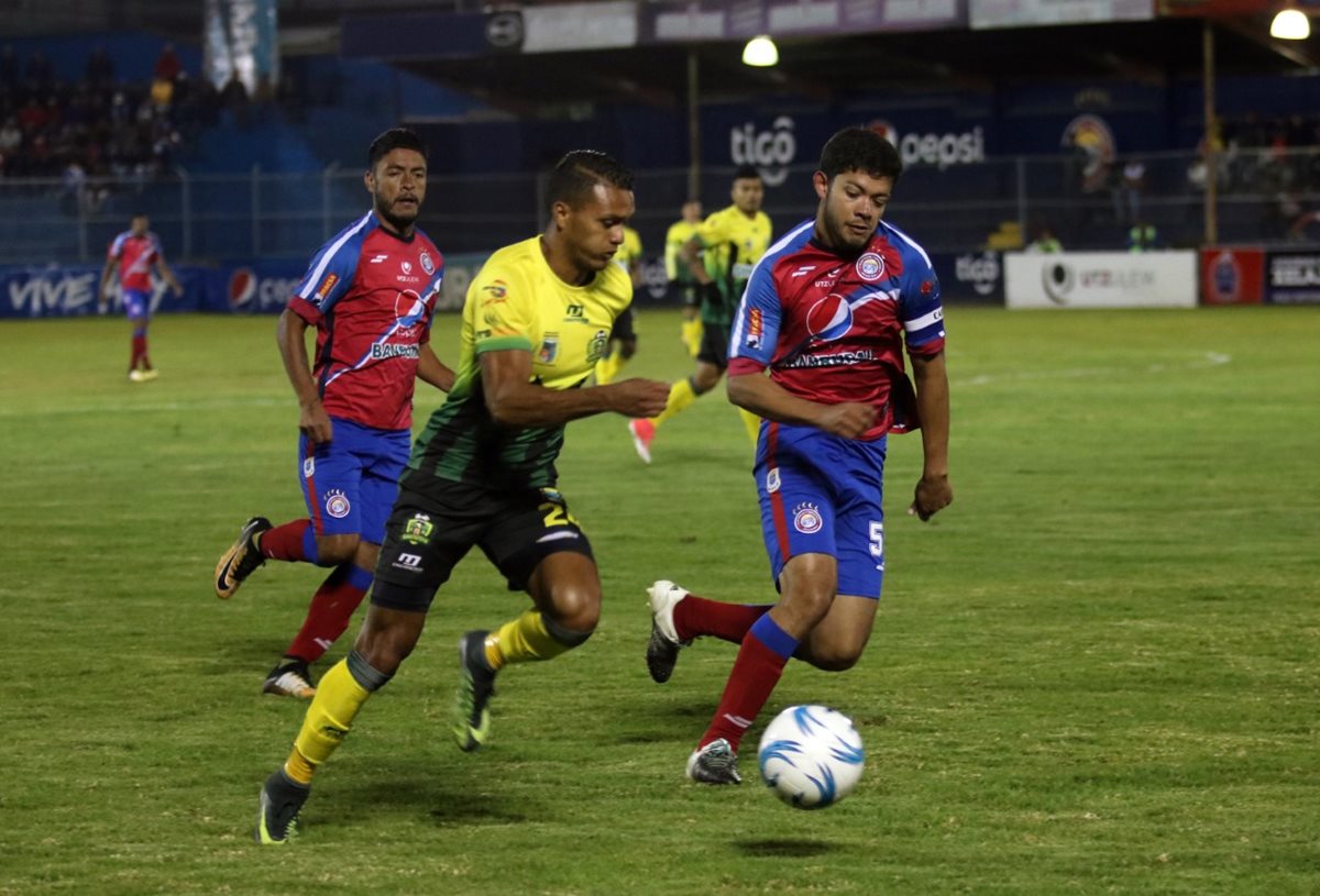 Aunque faltó el gol, Xelajú regaló a su afición el boleto a la "fiesta grande" del Apertura 2017. (Foto Prensa Libre: Carlos Ventura)