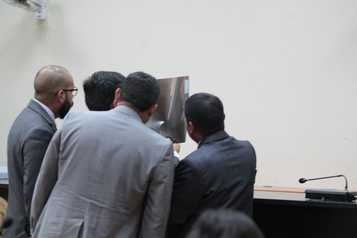 Abogados de Baldetti observan radiografías supuestamente del tórax de la exfuncionaria. (Foto Prensa Libre: Carlos Hernández)