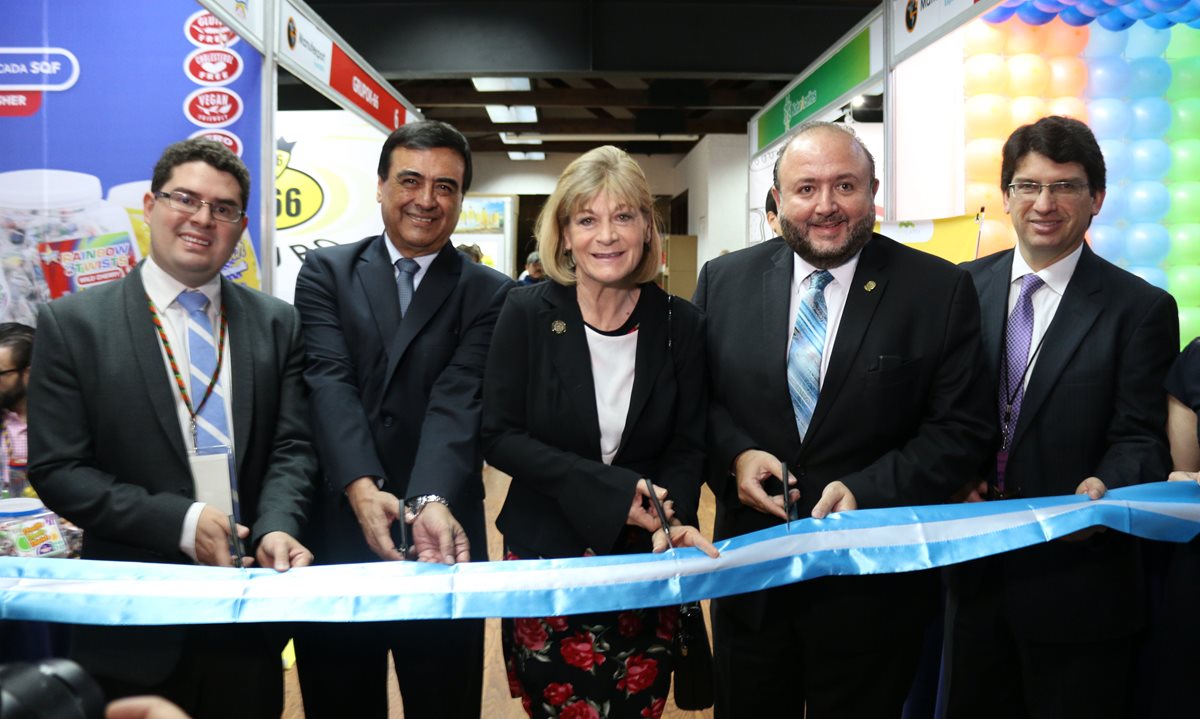 Durante la inauguración, presidente de Manufexport, Francisco Menéndez; Viceministro de Economía, Giovani Verbena; Alcaldesa de Antigua Guatemala, Susana Ascencio; Presidente de Agexport, Antonio Malouf y Rubén Morales del Proyecto de Creando Oportunidades Económicas de USAID. (Foto Prensa Libre: Agexport)