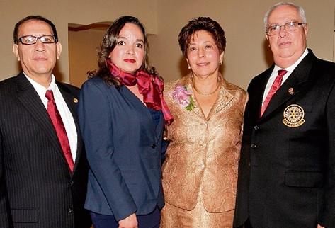 Julio Villalta, Carmen de Villalta, gobernadora saliente; Deify de Rodríguez y José Rodríguez Weber, gobernador electo del Distrito 4250 de Rotary International. (Foto Prensa Libre: Edwin Castro)