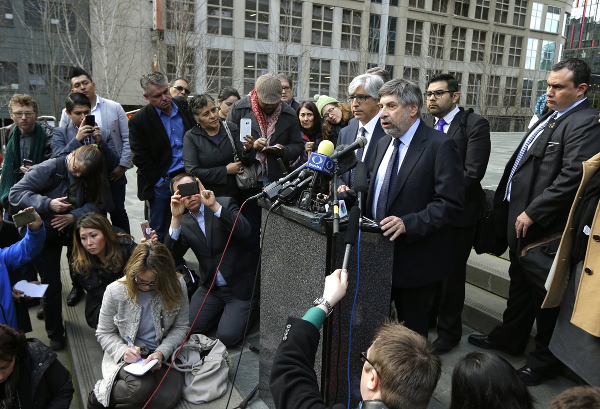 Mark Rosenbaum, centro derecha y Theodore Boutrous Jr., de centro-izquierda, abogados de Daniel Ramírez Medina.(AP).