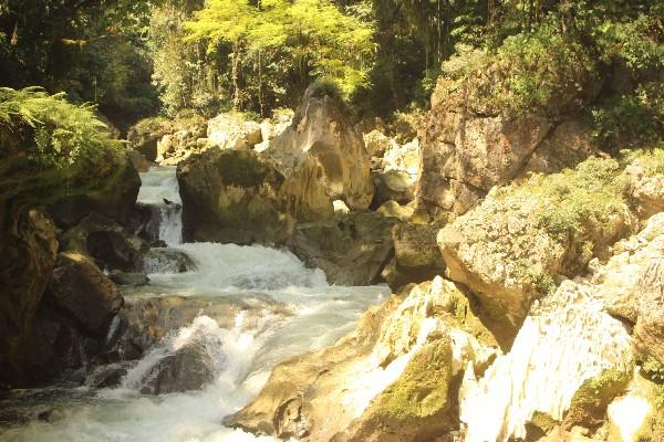 Sumidero donde entra el río Cahabón, y sale a 380 metros en una montaña.