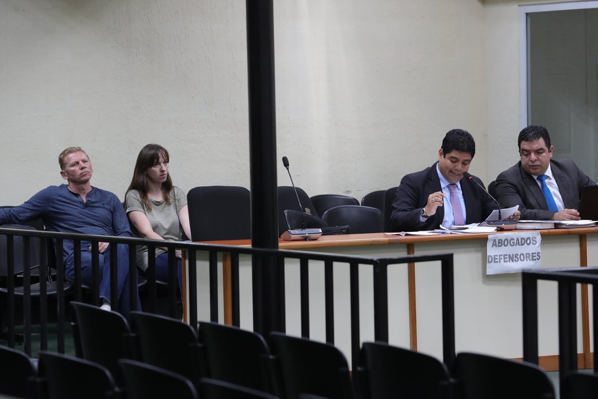 Igor Bitkov junto a su traductora y sus abogados defensores durante la audiencia de ofrecimiento de prueba realizada en el Juzgado de Mayor Riesgo D. (Foto Prensa Libre: Estuardo Paredes)