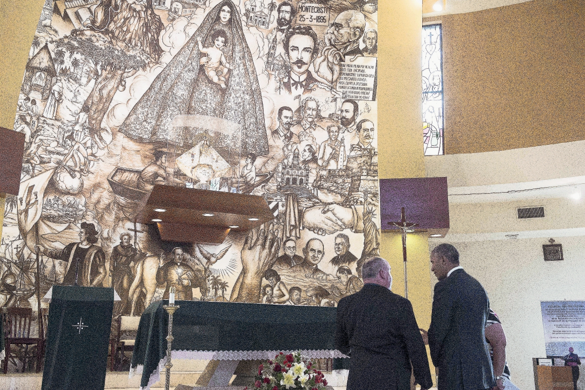 El presidente de EEUU, Barack Obama (c), visita la iglesia de la Ermita de la Caridad del Cobre en Miami, Florida. (Foto Prensa Libre:AFP),