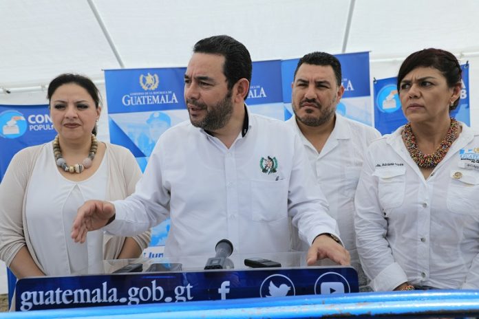 Jimmy Morales visitó Petén para hablar sobre la Consulta Popular del 15 de abril. (Foto Prensa Libre: AGN)