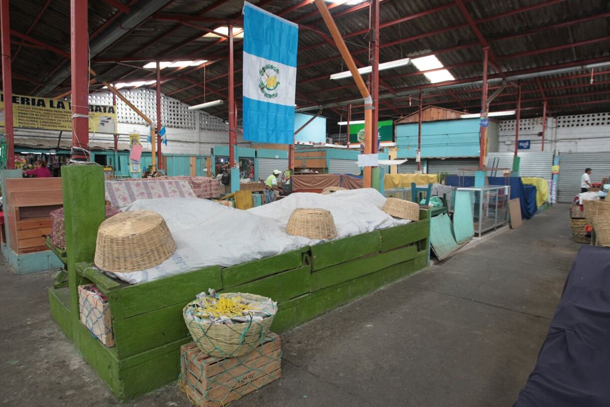 Algunos locales del mercado La Candelaria, en la zona 6, permanencen cerrados por la presión de extorsionistas. (Foto Prensa Libre: Erick Ávila)