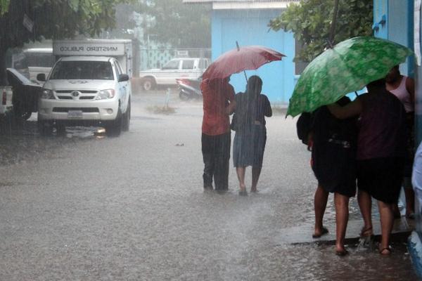 La lluvia se hizo presente en la tarde durante la jornada electora. (Foto Prensa Libre: Hemeroteca PL)