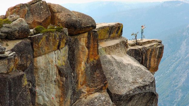 El punto Taft es un famoso mirador en el Parque Nacional Yosemite en EE.UU. Ubicado a unos 900 metros de altura, se ha convertido en un lugar para pedir casamiento. GETTY IMAGES