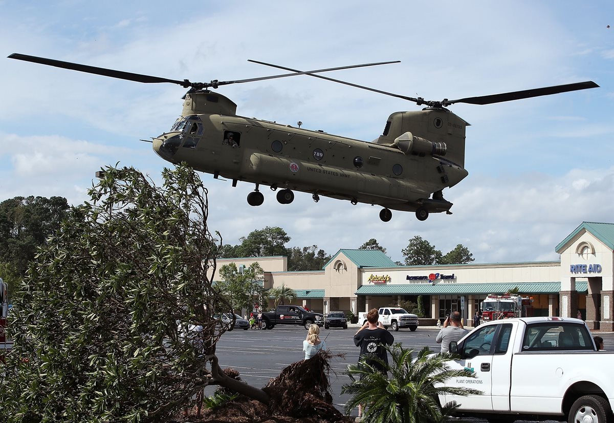 Un helicóptero lleva provisiones para un hospital en Washington. (Foto Prensa Libre: AFP)