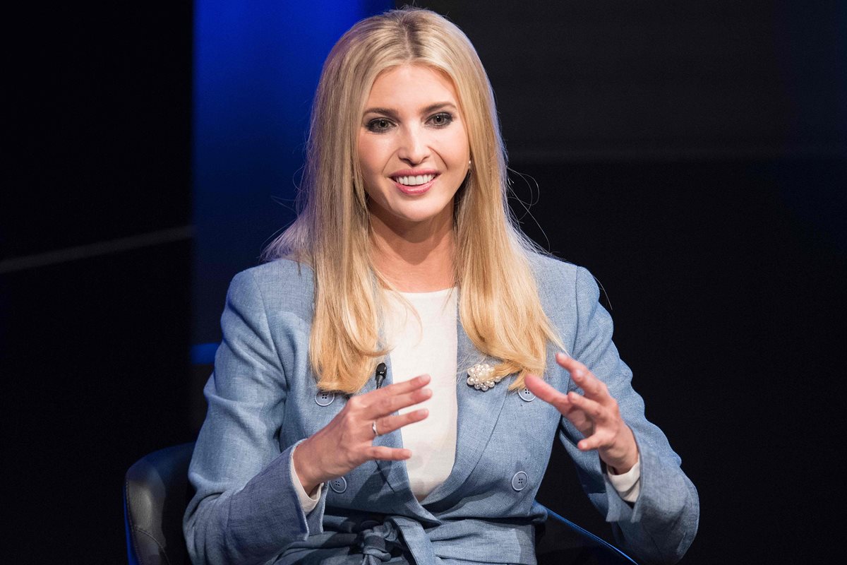 Ivanka Trump participan en una conversación sobre el desarrollo de la fuerza de trabajo y las noticias. (AFP).