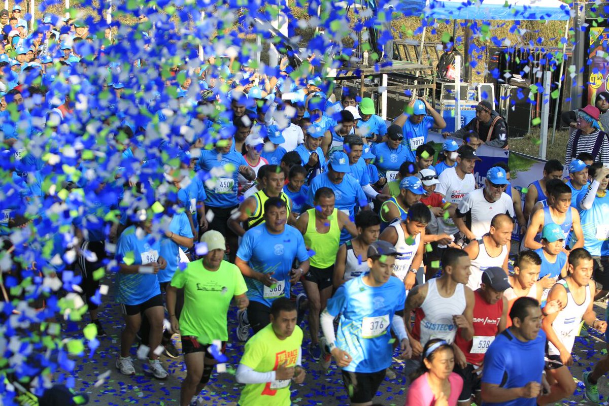 La primera carrera 10K de Mixco, tuvo alta afluencia y fue acompañada de actividades de entretenimiento. (Foto, Prensa Libre: Carlos Hernández)