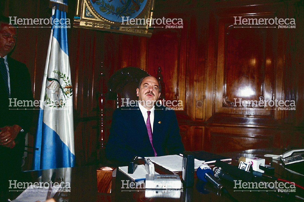 Jorge Serrano Elías en el despacho presidencial en 1993. (Foto Prensa Libre: Hemeroteca)