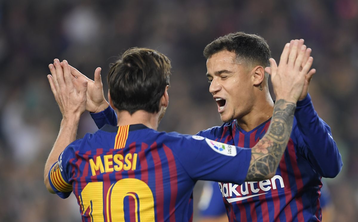 Lionel Messi celebra junto a Phillipe Coutinho. El Barcelona es el líder de La Liga. (Foto Prensa Libre: AFP)