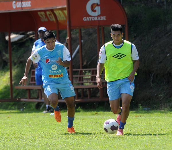 Rafael Humberto Morales (d) conduce el balón ante la marca de José Javier Longo, en la práctica de la Bicolor, de este martes en el Proyecto Goal (Foto Prensa Libre: Edwin Fajardo)