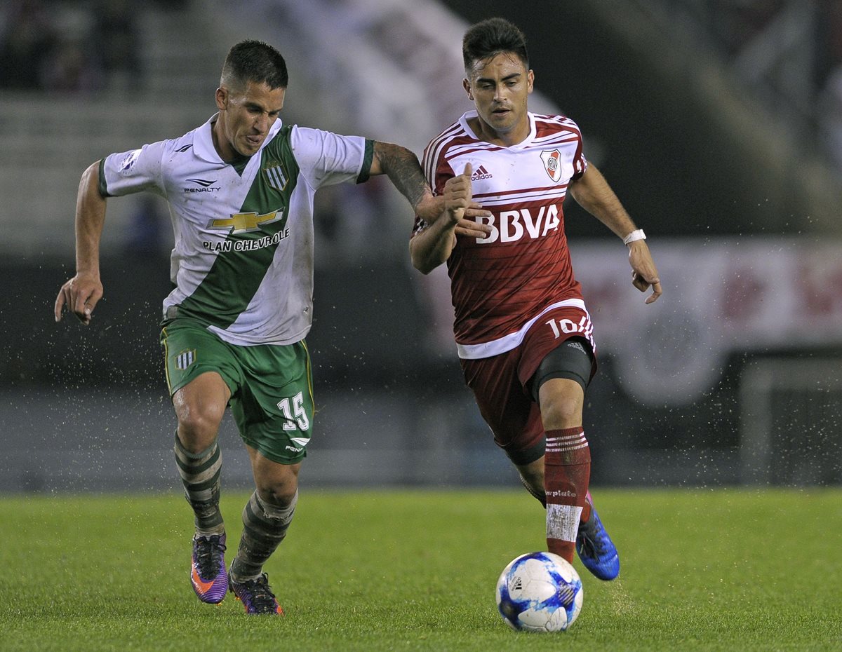 El mediocampista de River Plate, Gonzalo Martinez (derecha), disputa un balón con el jugador de Banfield midfielder, Nicolas Linares. (Foto Prensa Libre: AFP)