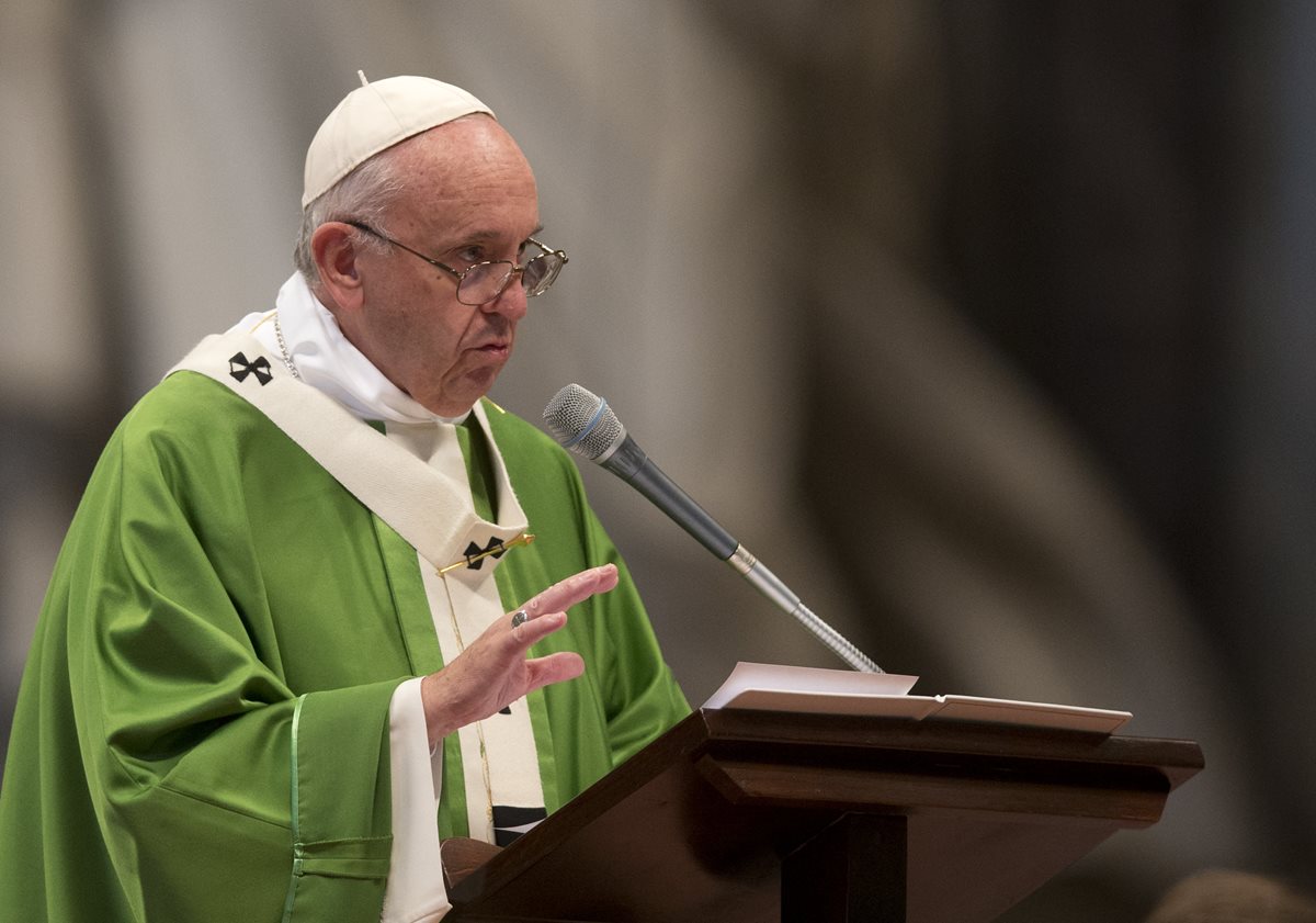 El papa Francisco durante una homilía en El Vaticano. Este viernes emitió duras críticas contra el episcopado salvadoreño. (Foto Prensa Libre: AP).