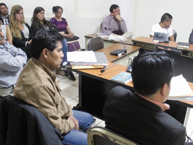 Audiencia en el Tribunal de Sentencia de Sololá, donde hubo participación de una intérprete por el caso de un hombre que fue condenado el pasado 27 de octubre a 57 años de cárcel por femicidio. (Foto Prensa Libre: Ángel Julajuj).