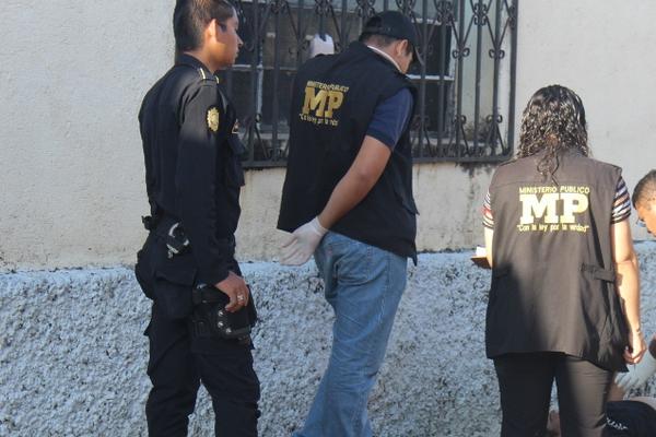 Investigadores observan el cadáver de Jorge Mario García, quien murió estrangulado, en Jutiapa. (Foto Prensa Libre: Óscar González)