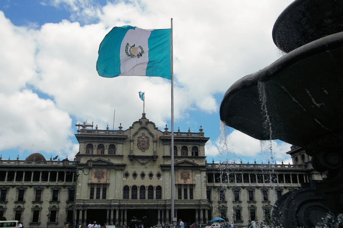 La bandera es la insignia suprema de la Patria, nos representa en cualquier parte del mundo.(Foto Prensa Libre: Álvaro Interiano).
