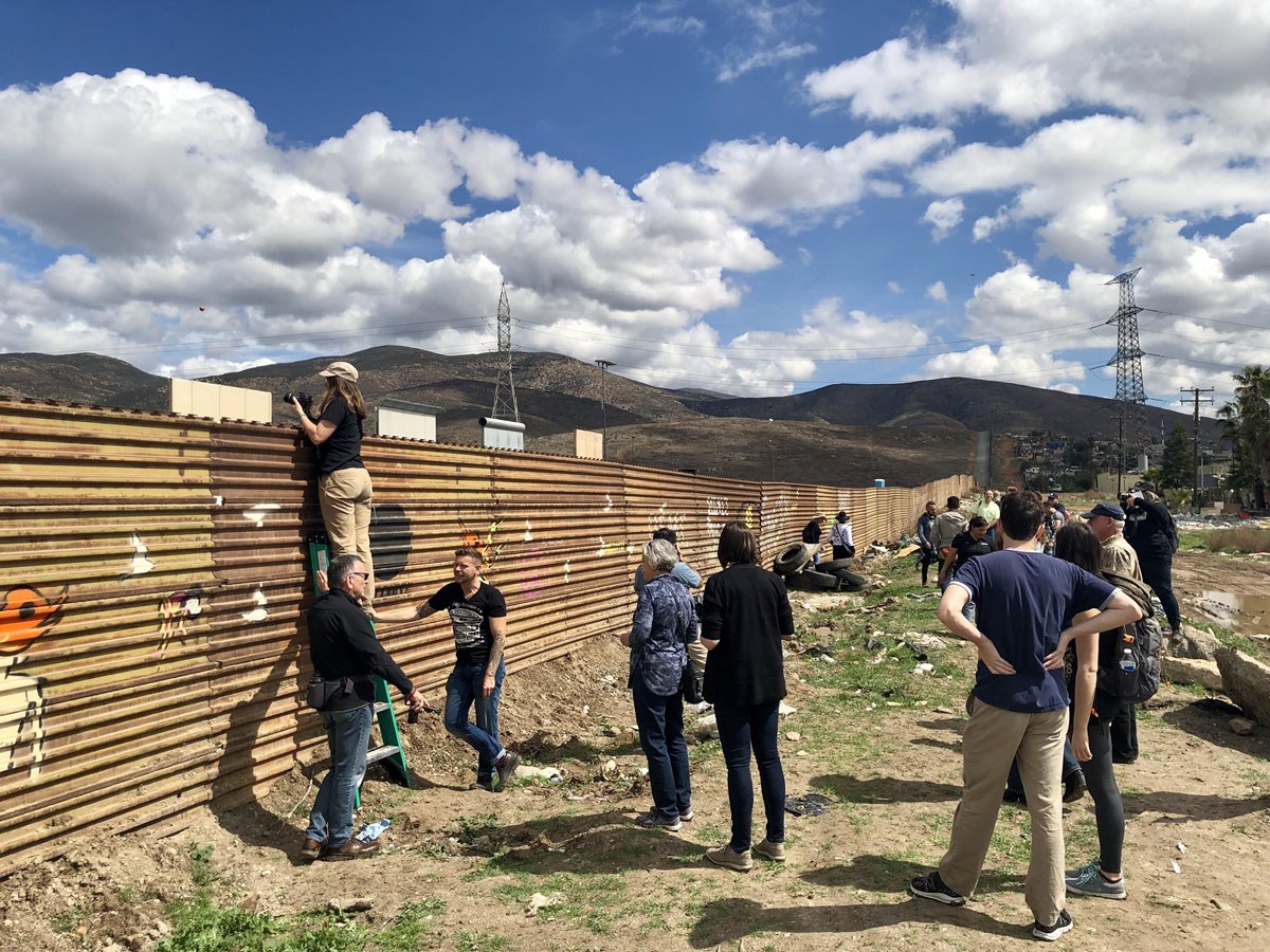Turistas llegan a la frontera para ver los prototipos del muro de del presidente estadounidense Donald Trump. (EFE).